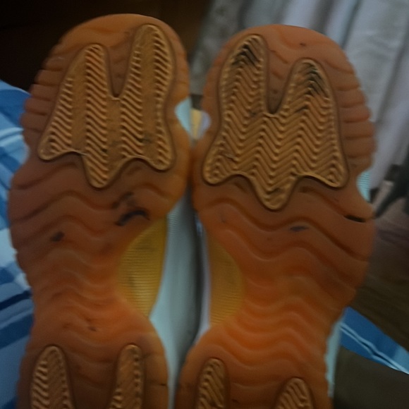Jordan bright orange 11s - Picture 3 of 4